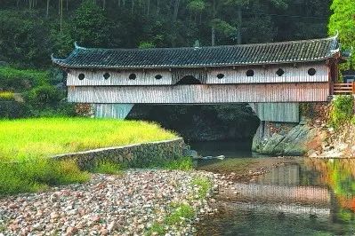 政和县岭腰乡锦屏村四季山色碧,季季又各异,壑壑淌清泉,峰峰有奇韵.