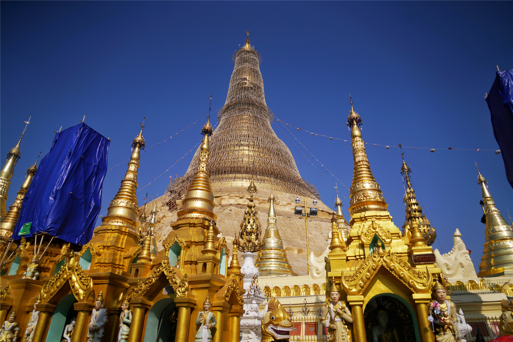 7吨黄金7000颗钻石装饰的缅甸仰光大金塔 是缅甸人的骄傲 金箔