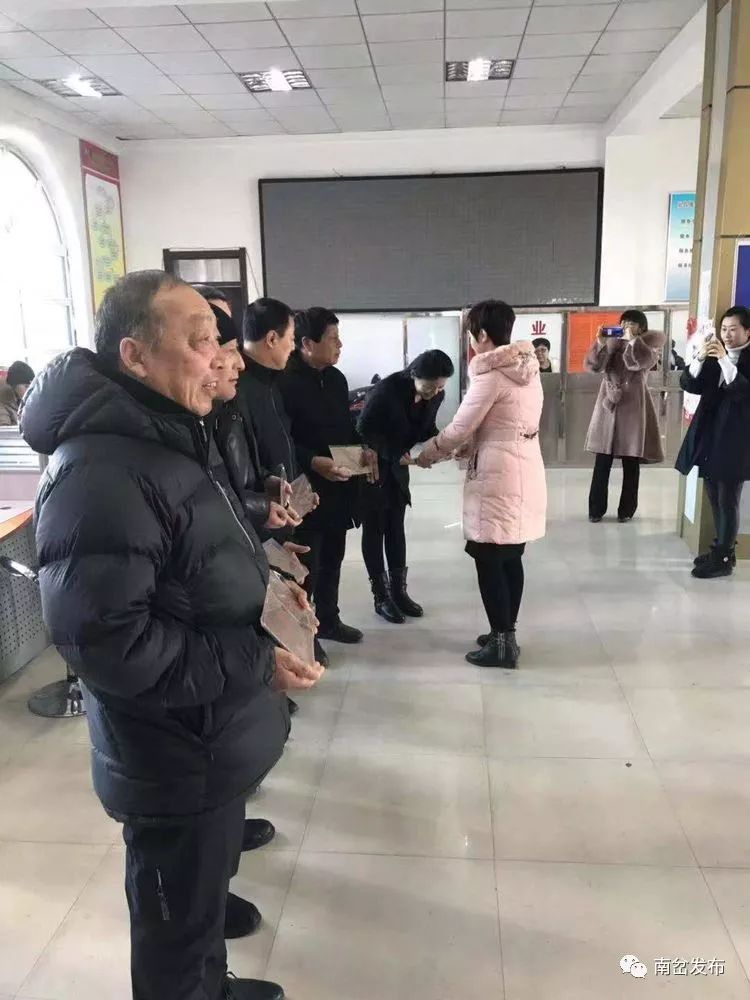 南岔区新建社区副书记,武装部长郭丽娜为烈属,军属和退役军人代表发放