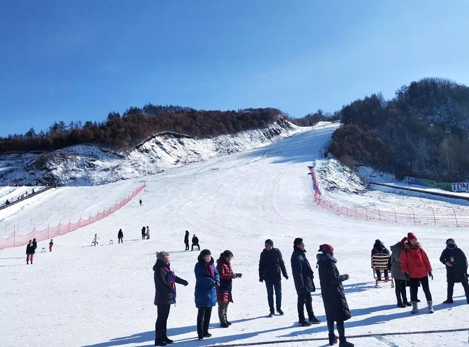 2月4日(三十)休息;其余时间正常营业(9时-21时)今年东风湖冰雪大世界