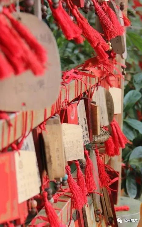 年初三组织祭拜三娘; 2.游客购香烛拜三娘送许愿牌. 时间:2019.2.