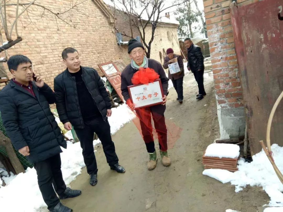 [实拍]顶风冒雪 敲锣打鼓把奖牌送到家,谷熟镇十大孝子 好媳妇 致富