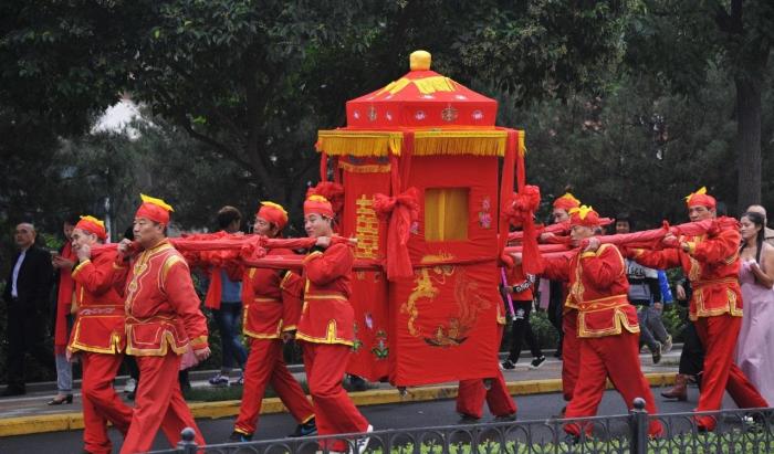 原创旅拍:河南最新"马抬轿,专为游客设计,老外称可以当花轿使!