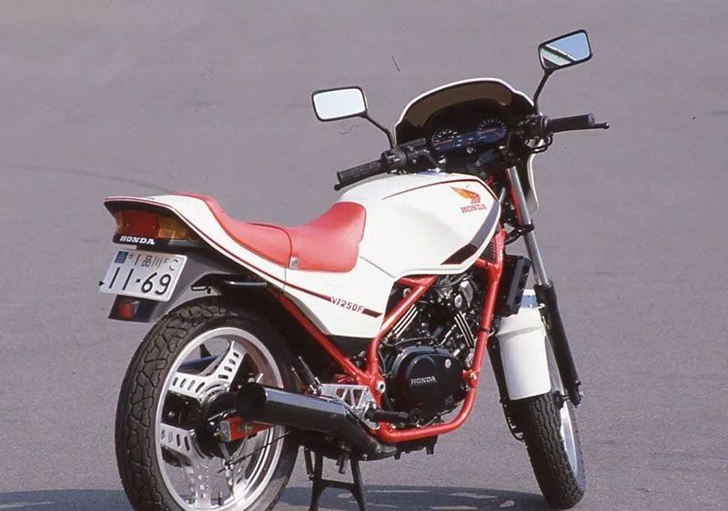 首台250ccv2水冷摩托本田vtr250