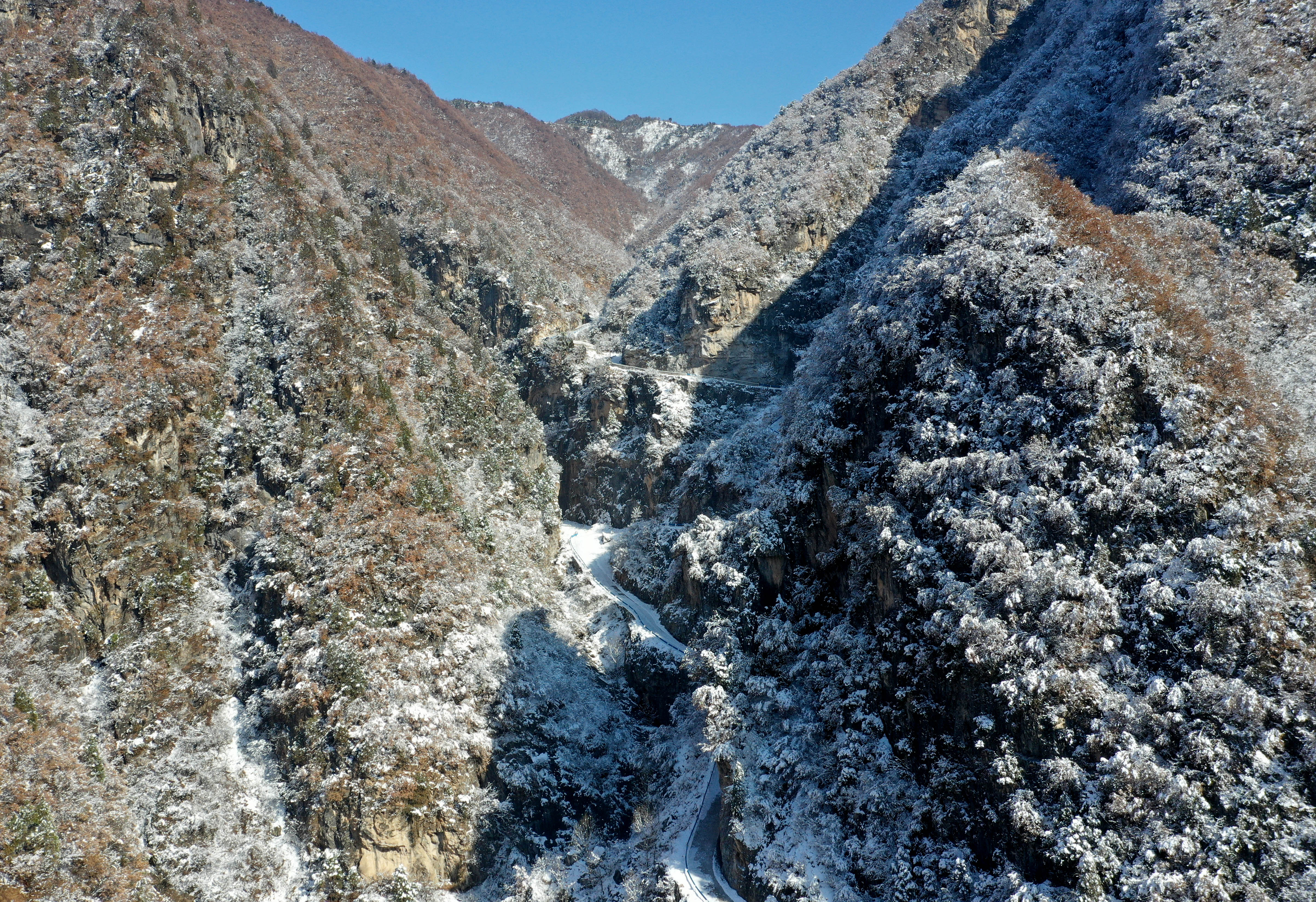 这是卢氏县文峪乡大桑沟村附近的雪景(2月1日无人机拍摄.