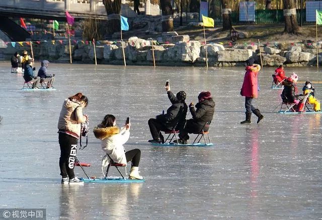 除了冰场,陶然亭还举办了冰雪嘉年华活动,在延续往年初级滑雪场和戏雪