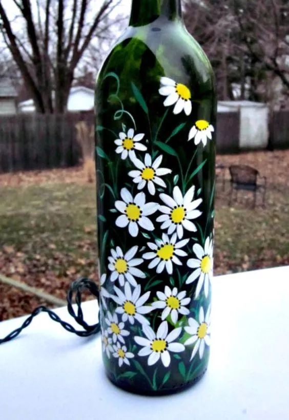 有人用它做出了很漂亮的彩绘瓶 当家里有很多透明的空瓶子或者酒瓶,想