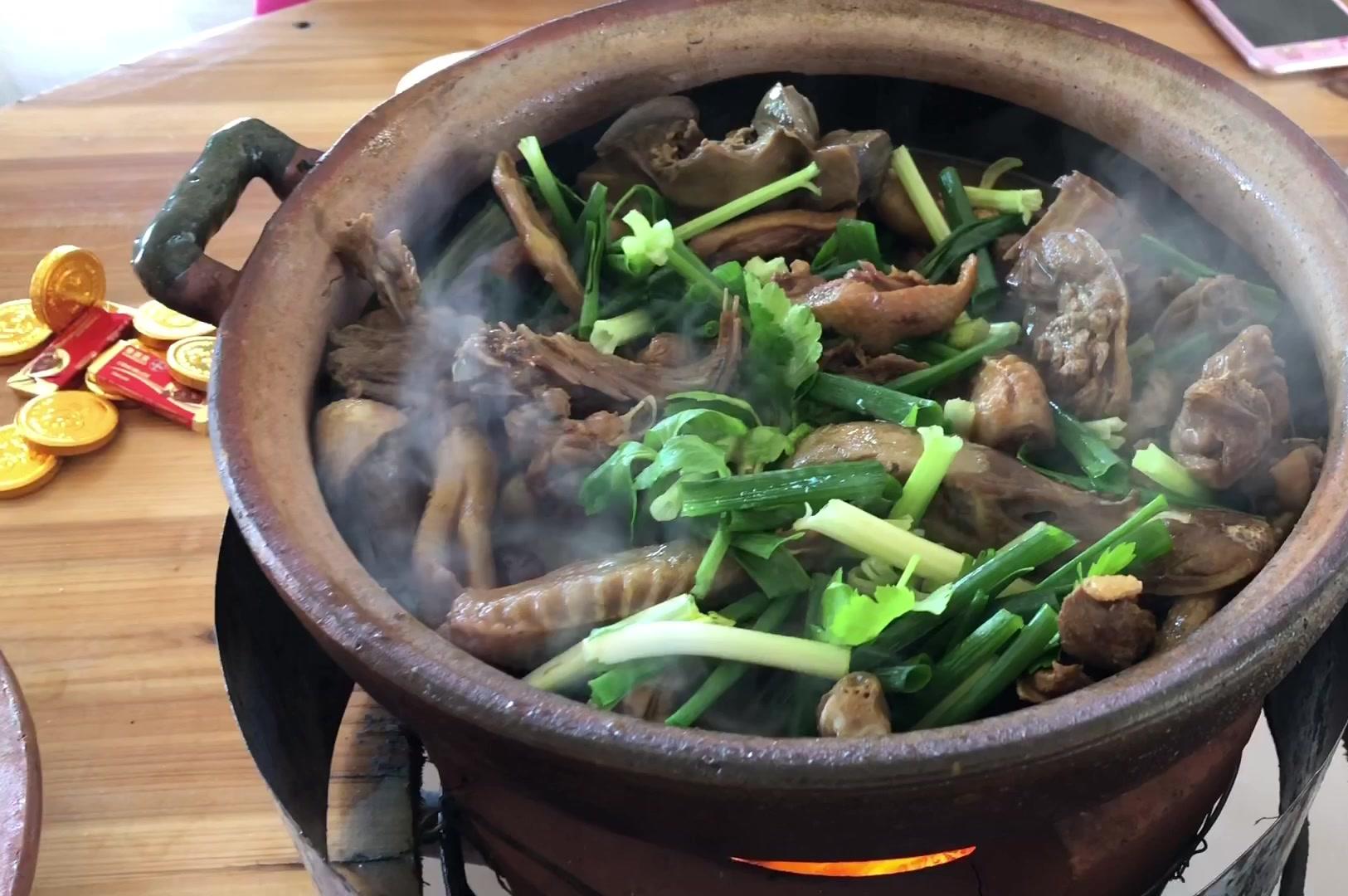 三亚旅游小哥带朋友品尝海南本土美食,屯昌香草鸭