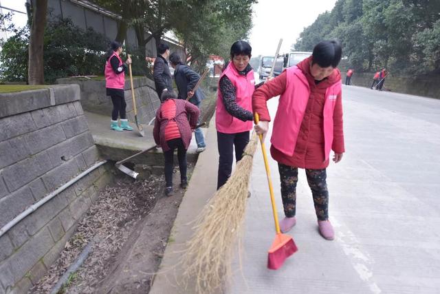 乡村小路进行垃圾清理,集中整治村庄环境卫生"脏乱差"突出问题,志愿者