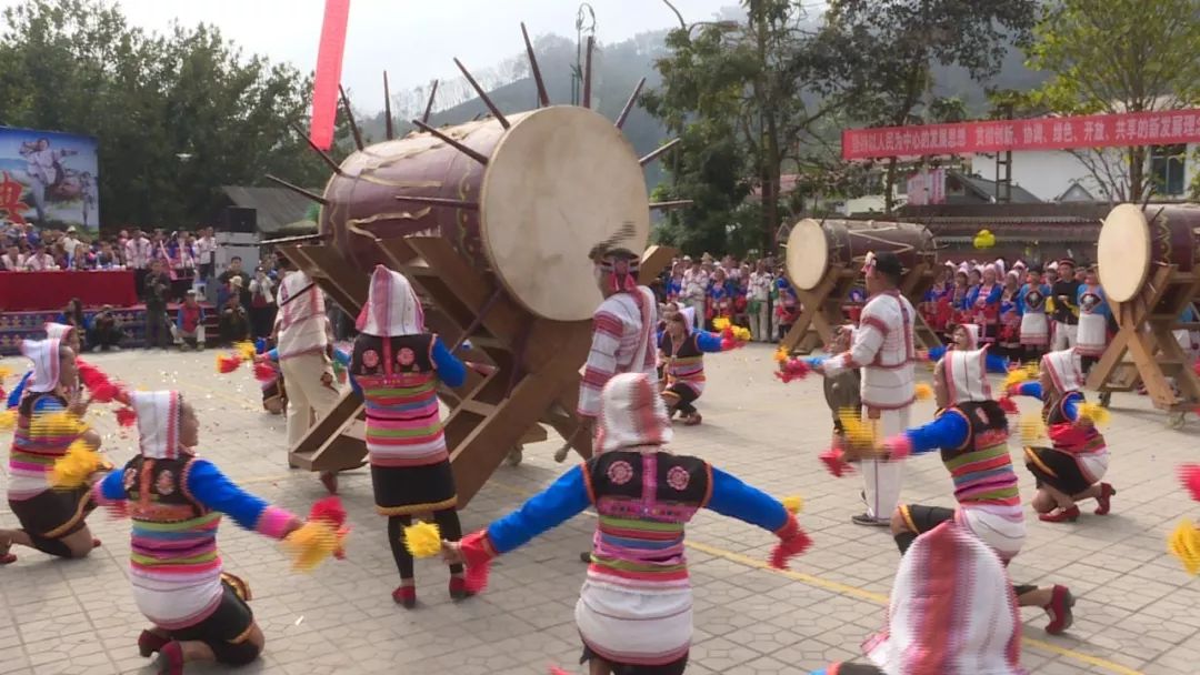 2月2日,一年一度的基诺族"特懋克"庆祝活动在基诺山乡举行,身着节日盛