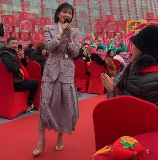 劉濤春晚彩排現場與群演熱聊，分發暖寶寶行為太暖心 娛樂 第4張