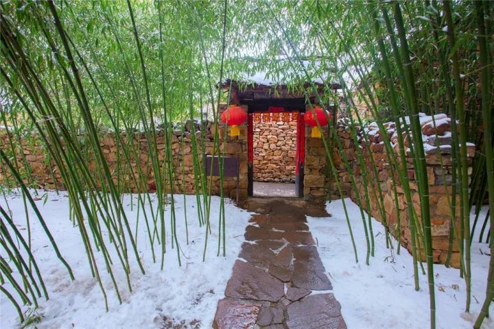 春节来竹泉村·红石寨赏竹林看花灯,玩滑雪住民宿,让团圆时刻被浓浓的