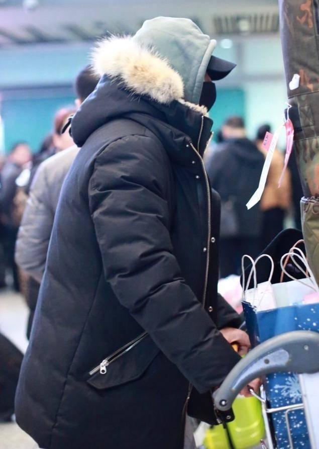 34歲韓庚盧靖姍現身機場，行李成堆步伐匆忙，要一起回家過年？ 娛樂 第1張