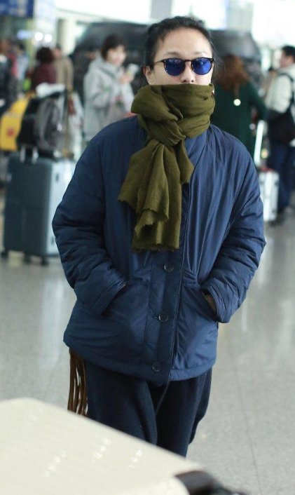 周迅素颜现身机场,八十年代棉袄穿出时尚"大妈"范