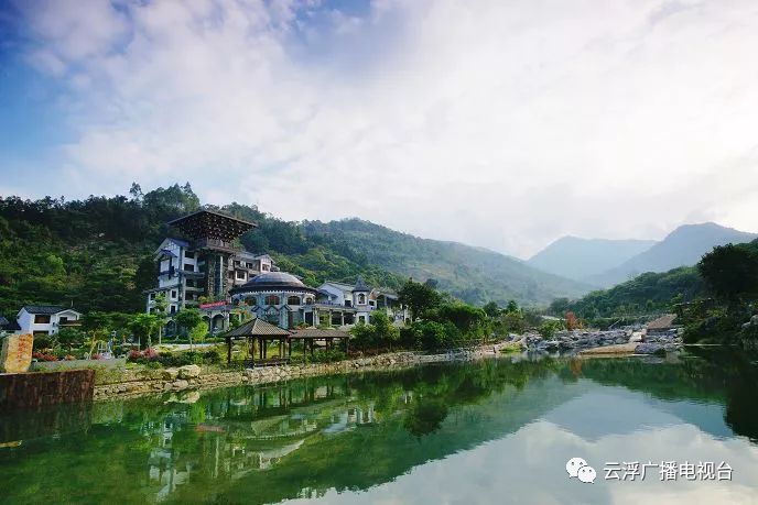 度假区提供休闲生态度假综合旅游服务 有湖景酒店,异国温泉木屋别墅