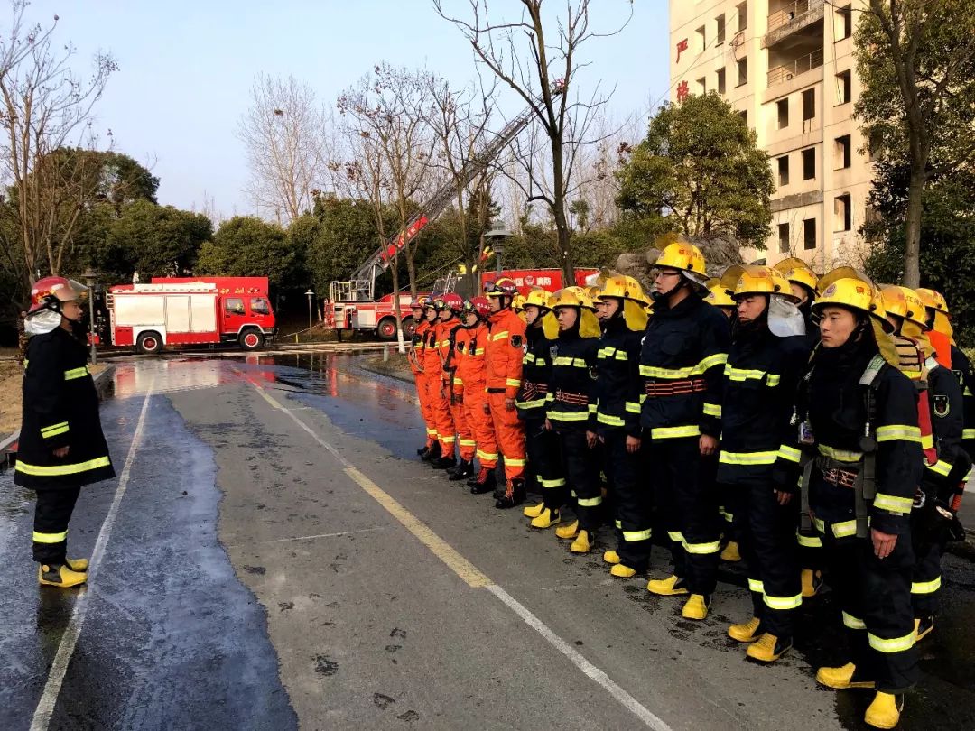 镇江市委书记惠建林赴镇江支队调研并慰问消防指战员