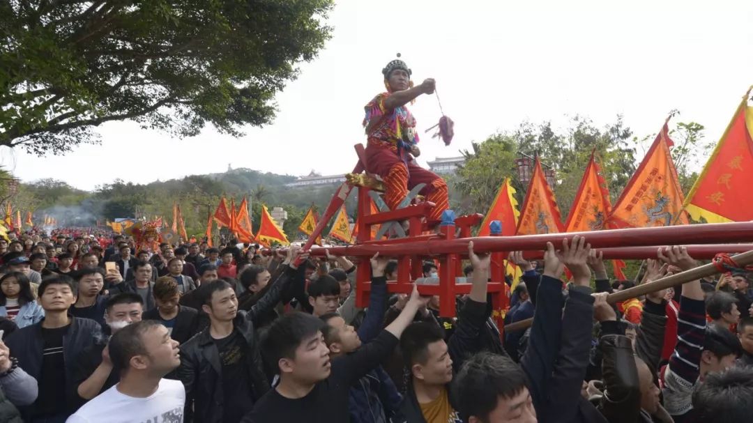 摄影:郭劲瑜正月祭妈祖闹元宵期间,耍刀轿,游灯,妈祖过乡,摆棕轿,乩童