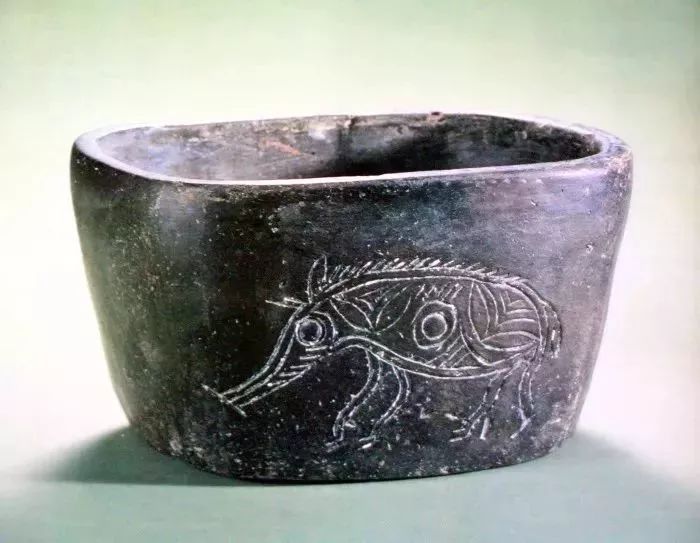早在新石器时代,浙江余姚县河姆渡文化遗址出土的猪陶钵,钵体表面上的
