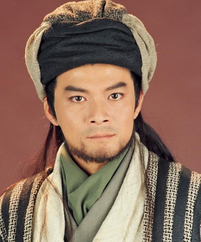 黄日华饰演的乔峰为何一直戴帽子?这一张照片,会令你笑着懂?
