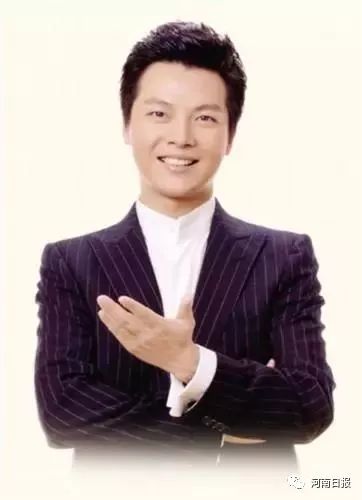 1997年担任河南电视台主持人,2002年后进入中央电视台担任主持人.