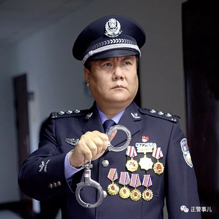 "我向总书记一一介绍:"这是全国特级优秀人民警察奖章,这两个是个人一