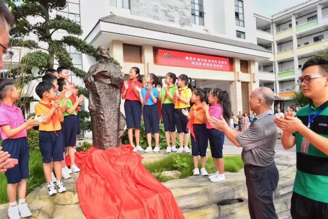 9月1日,宾虹小学举行了期盼已久的黄宾虹铜像揭幕仪式,迈开十岁之旅的