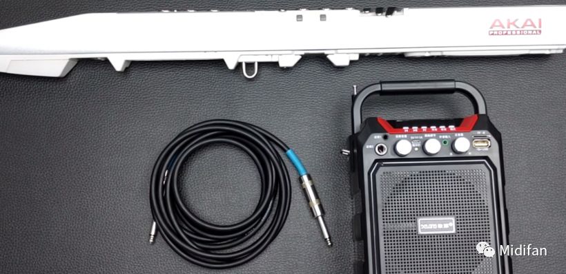 akai ewi 5000 电吹管教程(1):电池安装,无线连接,如何与耳机连接