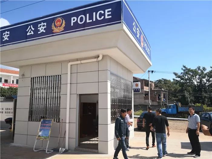 安保器械"八件套"全配备,完成38所校园警务室改造,保安持证率达100%