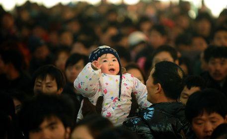 春运最大的人口迁移因素_人口迁移因素的卡通图(2)