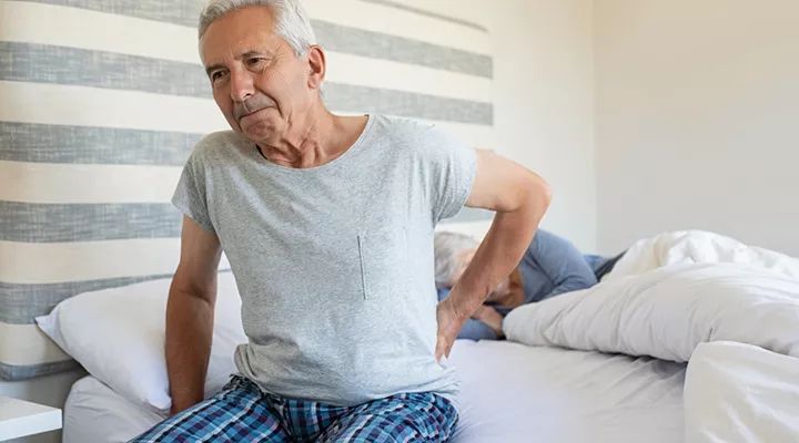 图片来源:站酷海洛创意 腰酸背痛通常导致中老年人行动变得迟缓,因此