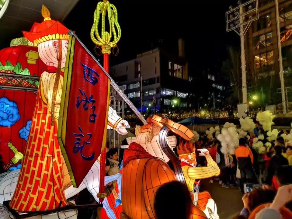 日本史上首次除夕夜东京塔披上中国红!