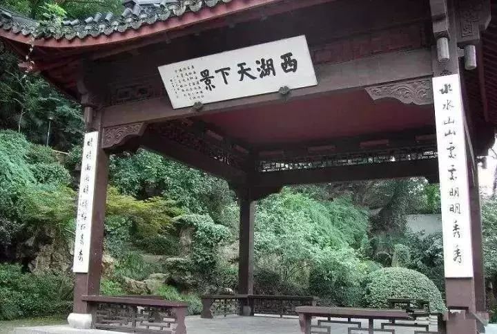 除了这副"西湖天下景"联,题于平湖秋月的"鱼戏平湖穿远岫,雁鸣秋月写