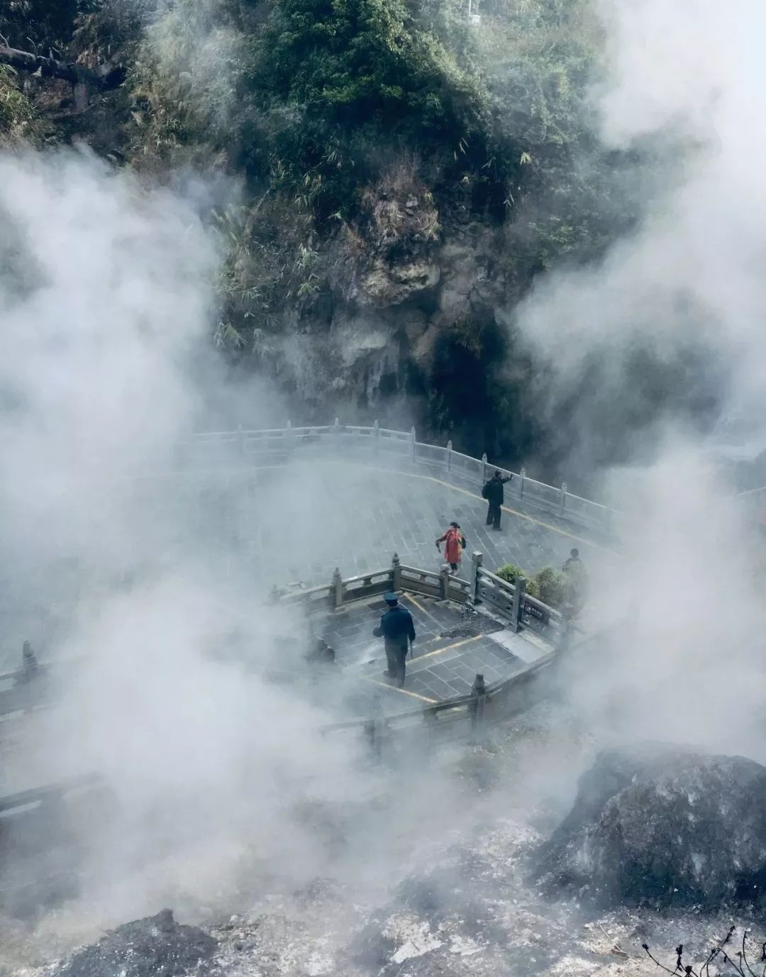 腾冲热海景区,温泉氤氲