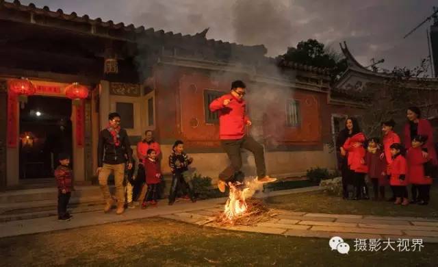 (洪宗洲 摄)2,春节跳火堆除夕大年三十年夜饭,这是泉州丰泽区蟳蜅女的