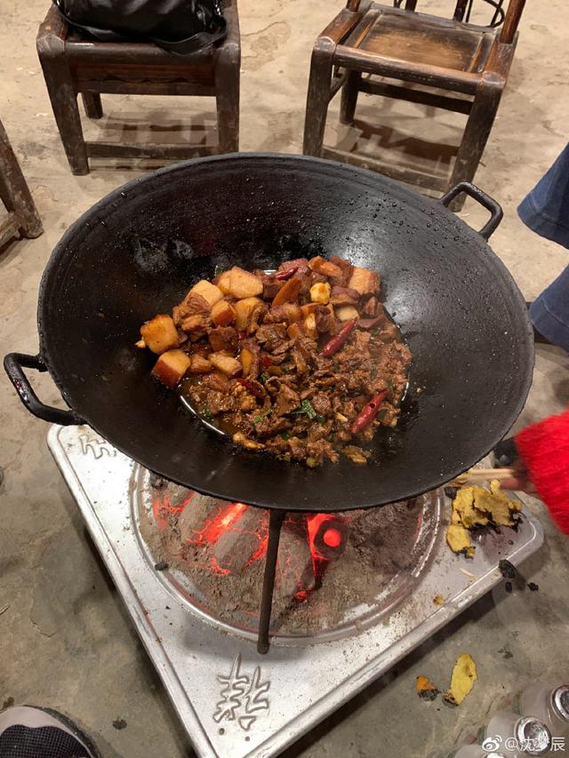 原創
            明星曬年夜飯：沈夢辰大鍋菜，林更新全素菜，賈乃亮難吃不飽！ 娛樂 第14張