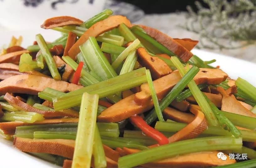 芹菜作为年夜饭的一道佳肴,尤其是有小朋友的家庭,芹菜不但健康,更对