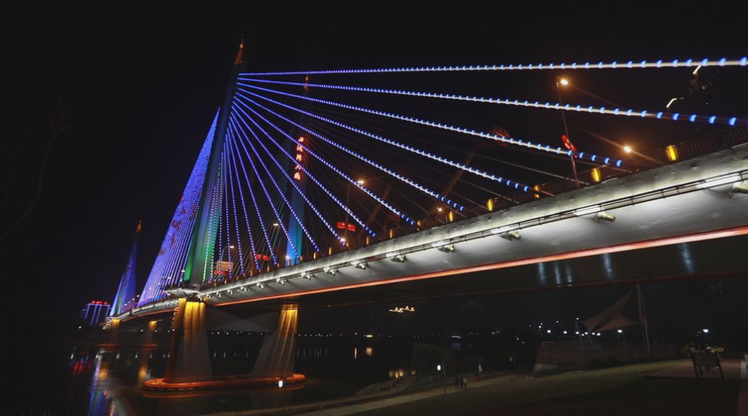 我们的益美益阳 最近又变美了呢 夜晚 不管你是在西流湾大桥 或是在"