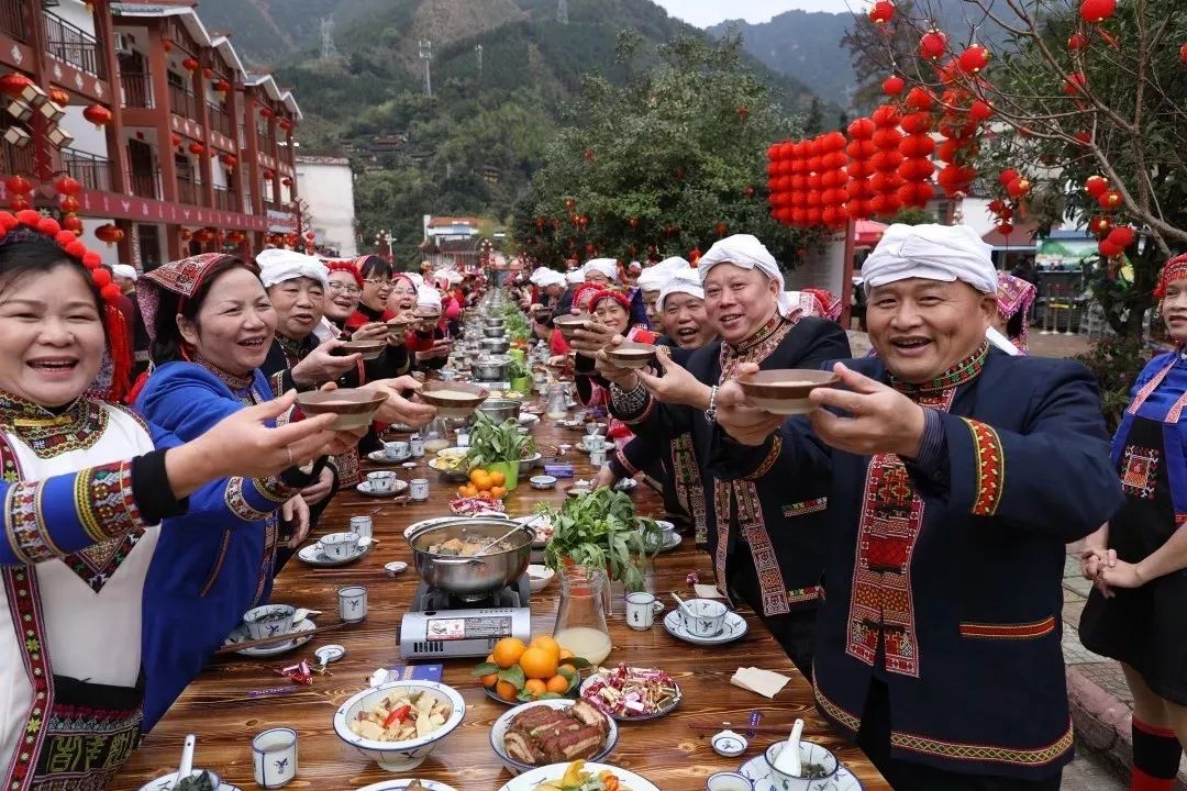 广东乳源瑶族自治县必背瑶寨喜庆热闹的长桌宴;山东枣庄的春节庙会和