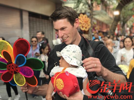 外國人第一次體驗廣州花市，他們的表情亮了！ 未分類 第3張