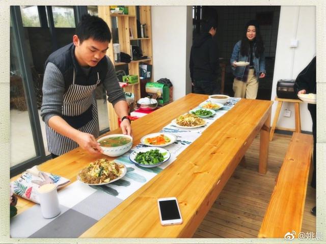 原創
            明星曬年夜飯：沈夢辰大鍋菜，林更新全素菜，賈乃亮難吃不飽！ 娛樂 第7張