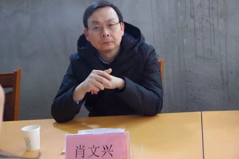 情况,家庭和创业情况以及返乡创业的思路和构想,肖文兴与他们亲切交谈