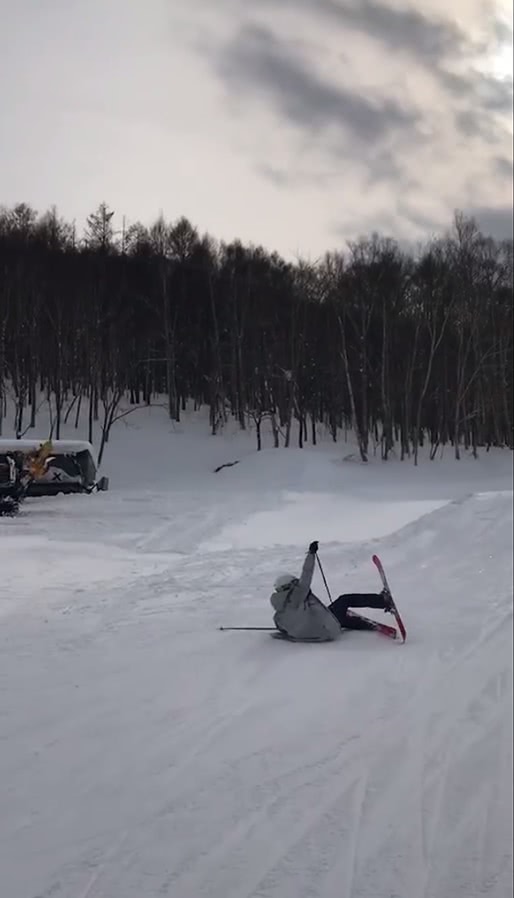 原創
            孫儷曬一家人滑雪，等等小花技術超讚，鄧超栽跟頭不忘擺pose 娛樂 第9張