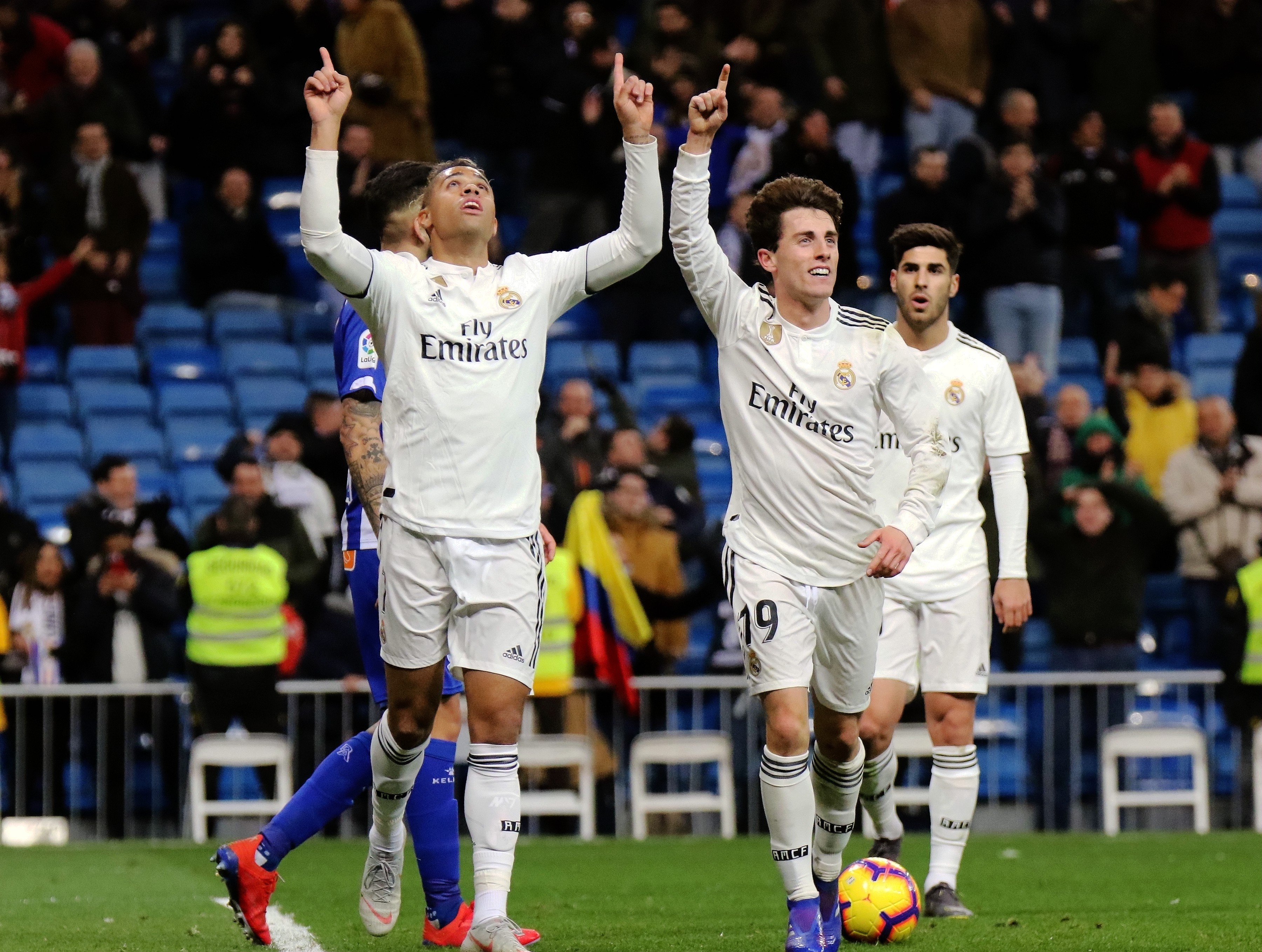2月3日,皇家马德里队球员维尼修斯(中)与队友卡塞米罗(右)庆祝进球.