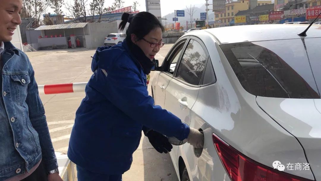 中国石油加油站员工卡通图片
