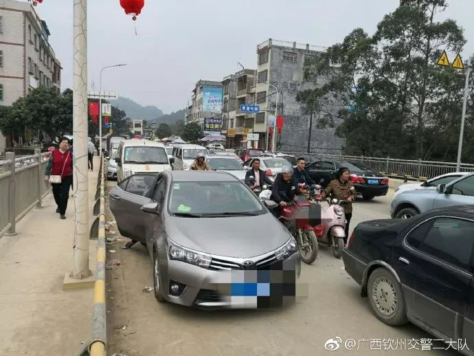 钦州市钦南区久隆街车流高峰,缓慢通行,交警部门正在加强巡逻,维护