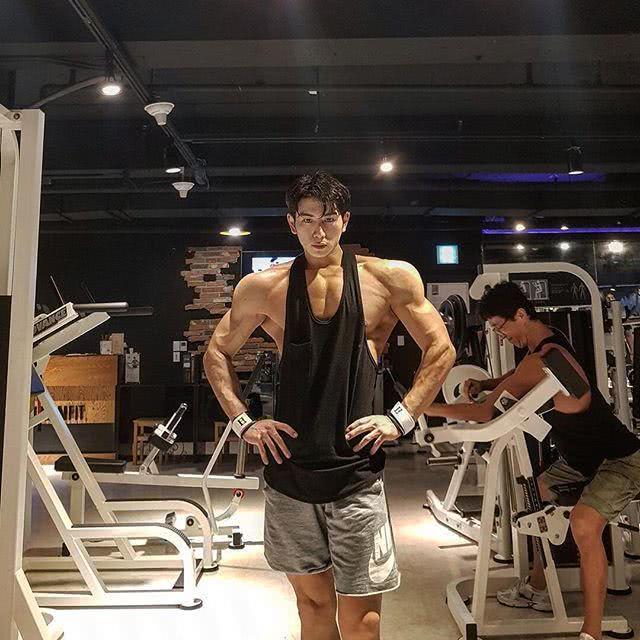 28岁韩国健身男神肌肉不输特里?半年时间的转变引质疑