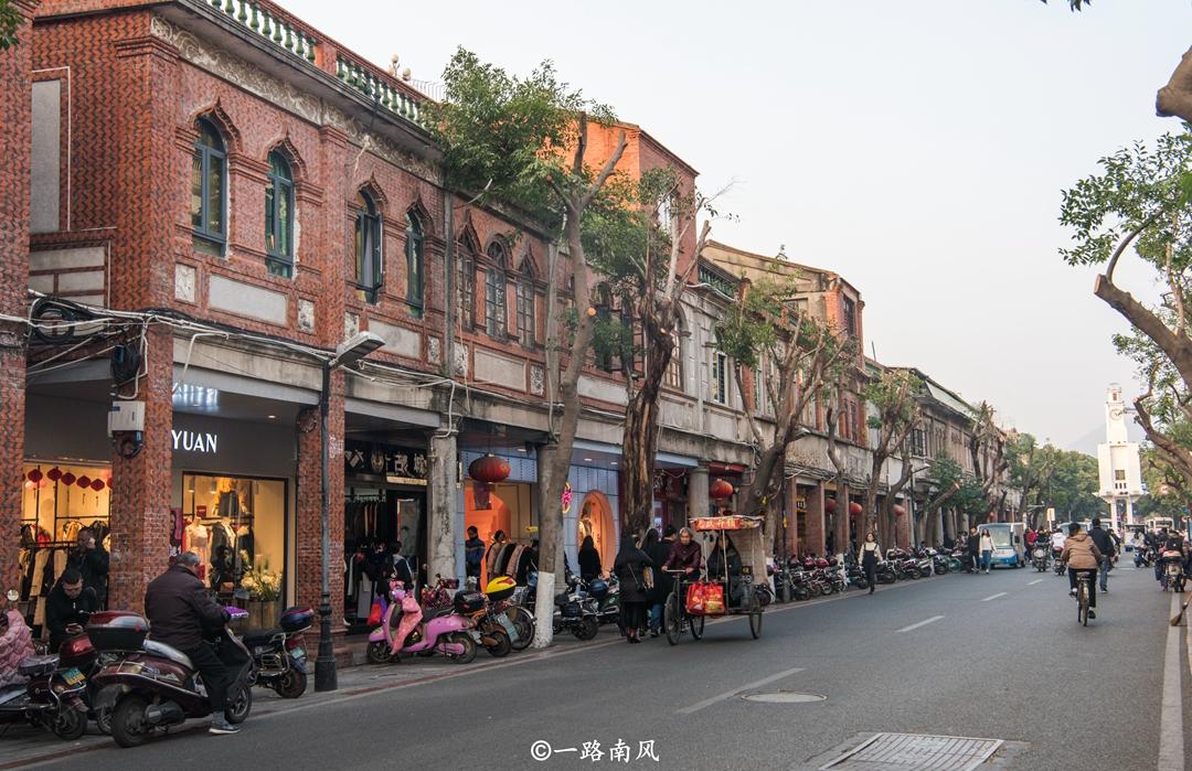 泉州骑楼群有一条连廊,在这条连廊行走,不用怕日晒雨淋.