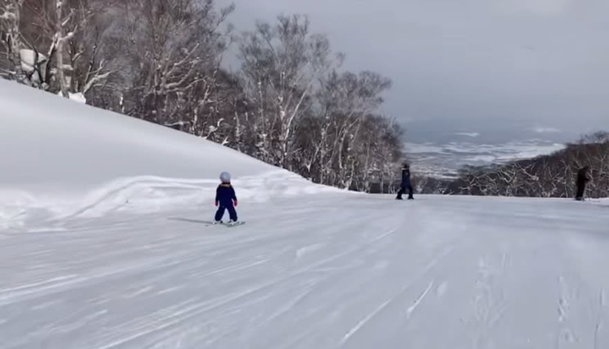 原創
            孫儷曬一家人滑雪，等等小花技術超讚，鄧超栽跟頭不忘擺pose 娛樂 第6張