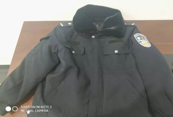 尴尬!小伙网购了件"警服"耍威风,却要在拘留所过年