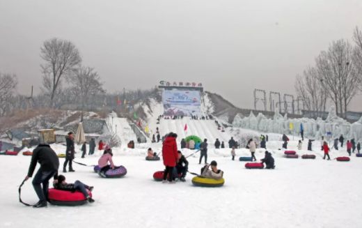 亚太滑雪场 (地址:团瓢庄乡山里各庄村)